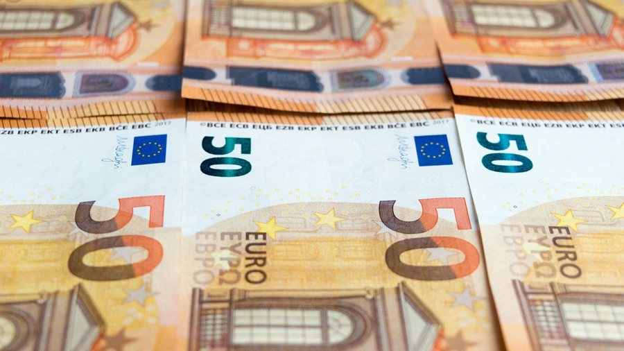 Euro më e lirë, por çmimet nuk janë ulur, tregjet lokale nuk pasqyrojnë ndryshimin